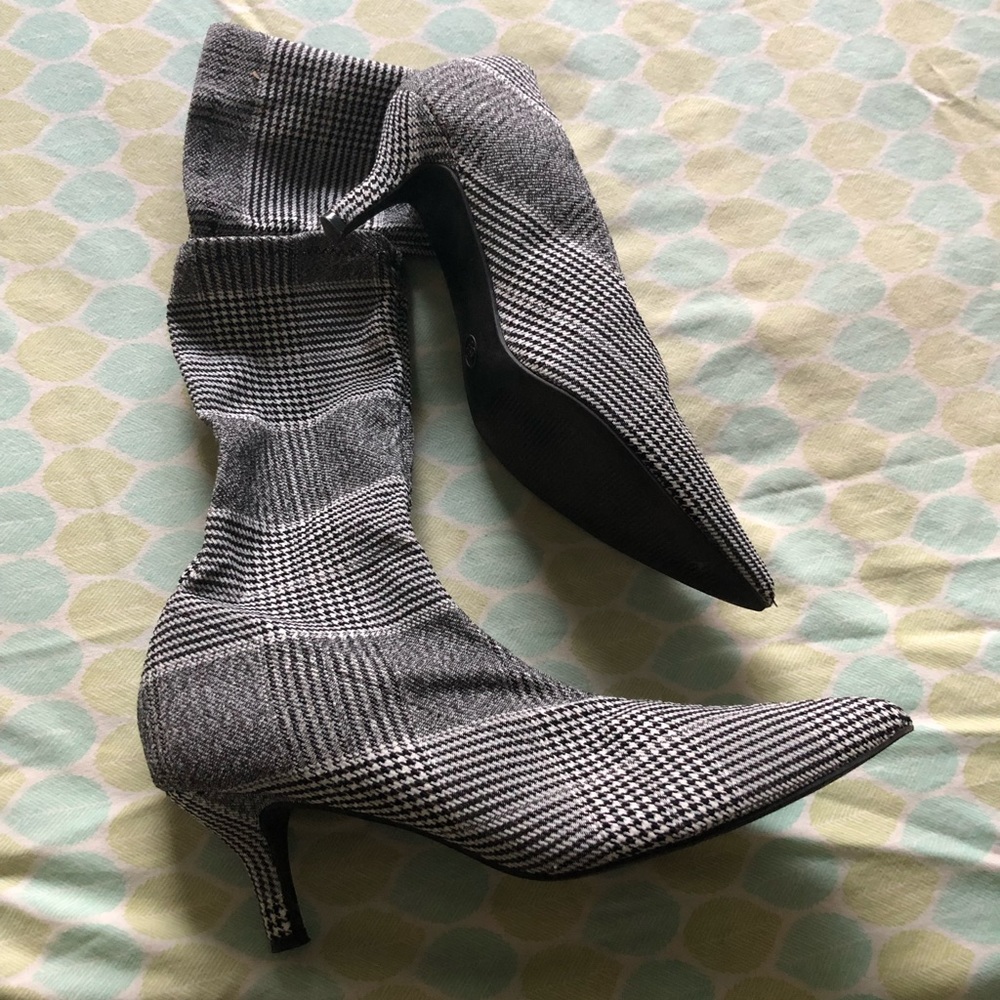 Snazzy stretchy sock heels 👠
